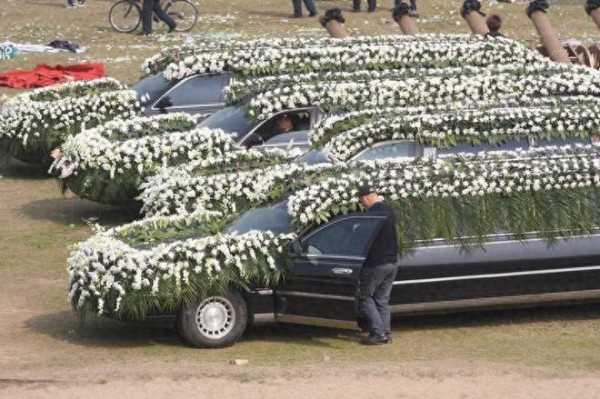 98年长春黑老大葬礼真实画面！100辆豪车送葬，沿街抛洒人民币？