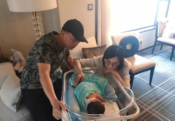 麦迪娜生产过程曝光，姜潮全程贴心陪伴，婆婆的反应太真实