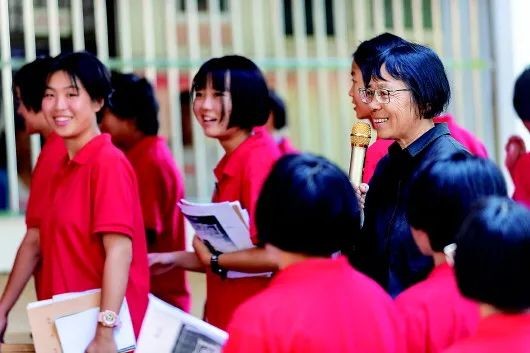 资料图 张桂梅和学生在一起 陈欣波 摄