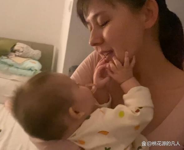 热依扎未婚生女是谁的，孩子父亲身份成谜，出月子就带孩子拍戏