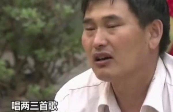 49岁朱之文全家照，成名后妻子大变样，被问出场费回答太诚实