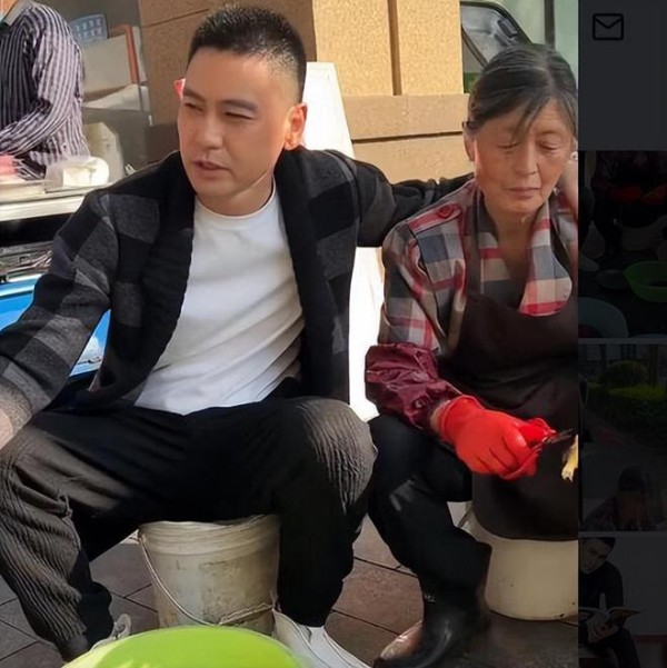 演员李飞摆地摊帮妈妈卖鱼，水产品摆一地，曾出演《人民的名义》