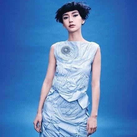 杨颖解锁美版Vogue，上榜全球超级明星惹争议，被吐槽的有点尴尬