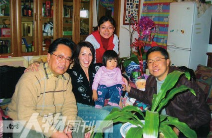 2003年，与李阳父亲、妹妹合影，李阳妈妈拍的照片