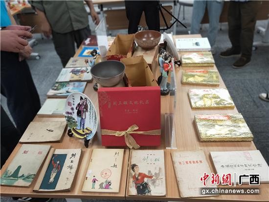 不同时期出版的有关刘三姐的文学作品和几种相关工艺品。罗先彬 摄