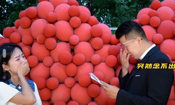 恭喜！千万粉丝网红麦小登被世豪求婚成功，场面温馨两人双双落泪