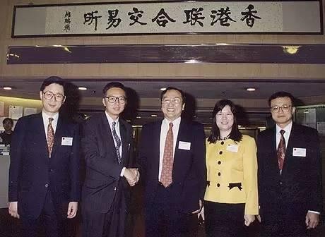 1994年，联想在港交所上市，中间为柳传志 