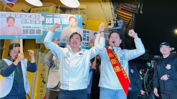 民眾党副总统参选人吴欣盈（左二）到中和替党内立委参选人邱臣远（右二）辅选。（吕健豪摄）