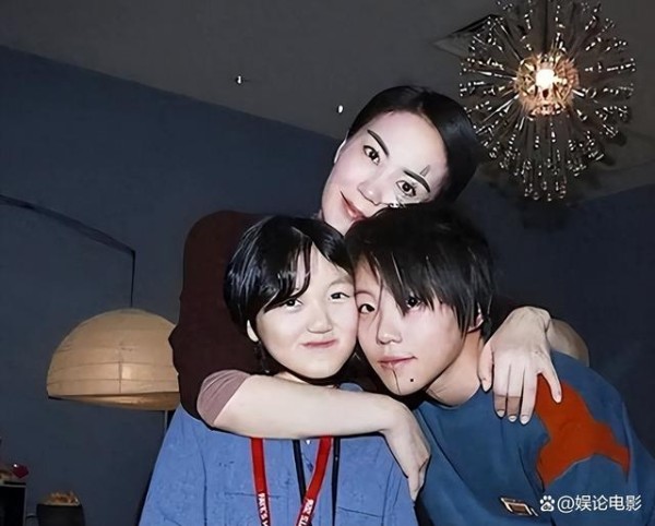 王菲为小女儿庆生，李嫣长得像爸爸，遗憾两个女儿都不像妈妈