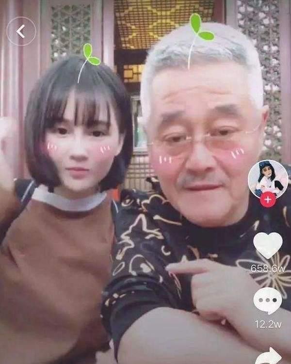 赵本山女儿球球撞脸张馨予！全黑LOOK穿搭超霸气瘦成纸片身材