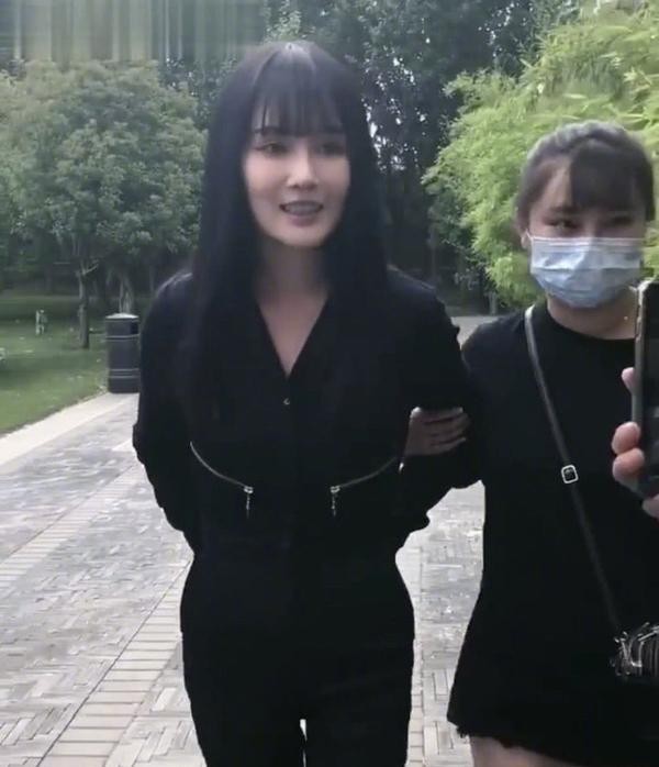 赵本山女儿球球撞脸张馨予！全黑LOOK穿搭超霸气瘦成纸片身材