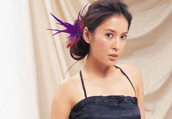 她被称“最美紫衫龙王”，与影帝吴镇宇相爱8年，今51岁成不老女神！