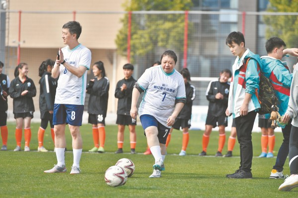 数次鞠躬 一度落泪 韩红来汉再叙57天抗疫“战友情”