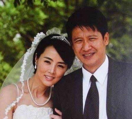 张国强的两段婚姻：因穷被前妻抛弃，成名后娶小娇妻超幸福