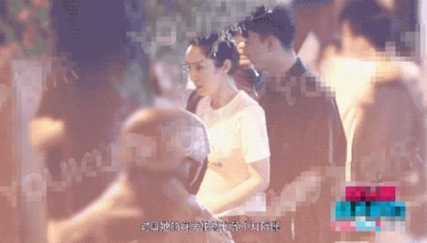 董璇恋情曝光？与小11岁男星深夜举止亲昵，说话几乎都要亲到对方