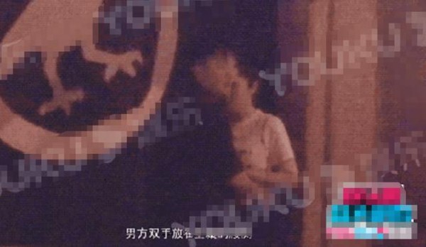 董璇恋情曝光？与小11岁男星深夜举止亲昵，说话几乎都要亲到对方