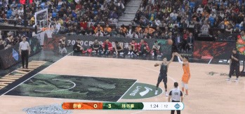  赵睿和林书豪的1V1变成了三分大战。