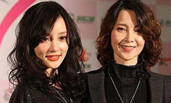 原创李小璐因想推女儿进娱乐圈，与前夫贾乃亮吵架，星二代该如何教育