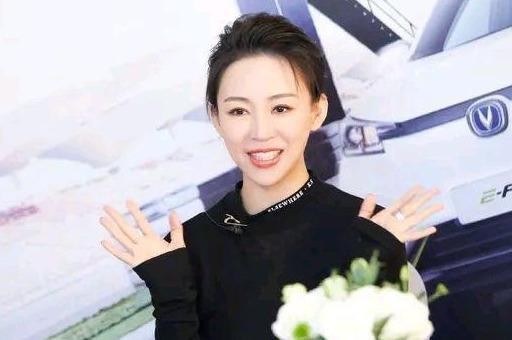 38岁九球天后潘晓婷身价8亿，白皙紧致若少女，被曝交小鲜肉男友