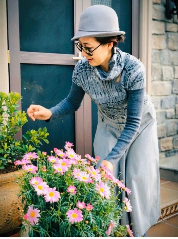 范明妻子晒美照气质出众，夫妻相拥幸福满满，笑容灿烂心情好