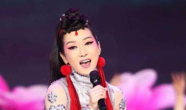 萨顶顶、龚琳娜，同为神曲天后，却有着不为人知的恩怨情仇