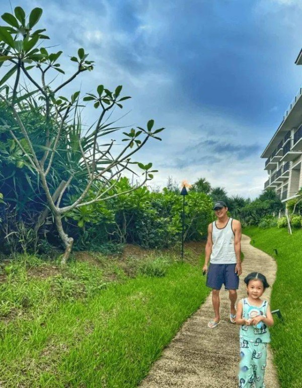 王阳带女儿变小跟班，穿汗衫拖鞋超朴素，努力迎合妻女闹笑话