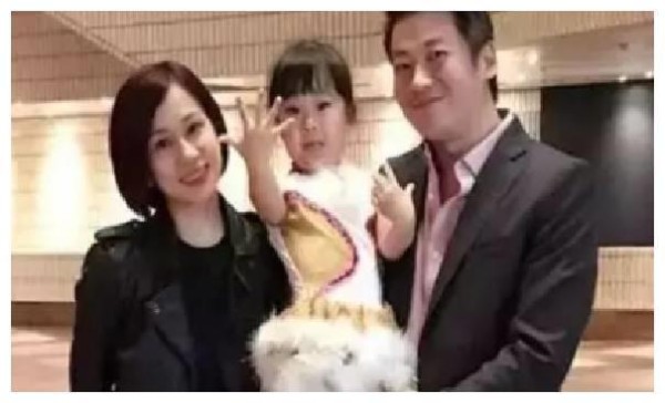 文颂娴当年奉子成婚，老公破产不离不弃，如今重回娱乐圈