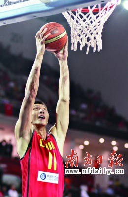 深圳人物易建联：深圳街头冒出NBA篮球明星