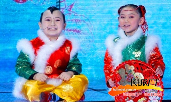 图：邓鸣贺生前与妹妹邓鸣璐一起表演《剪花花》。邓鸣贺家人供图