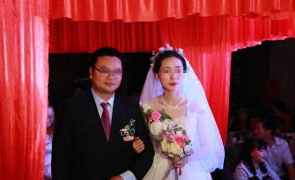 故事：婚礼前夜妻子带着男闺蜜住婚房，被发现后她解释他是伴郎