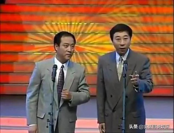 冯巩十大经典相声集（著名相声表演艺术家冯巩在晋中冒雨演出）(3)