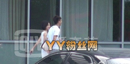 周冬雨与正牌男友田明鑫同游三亚亲热被拍 田明鑫资料家庭背景