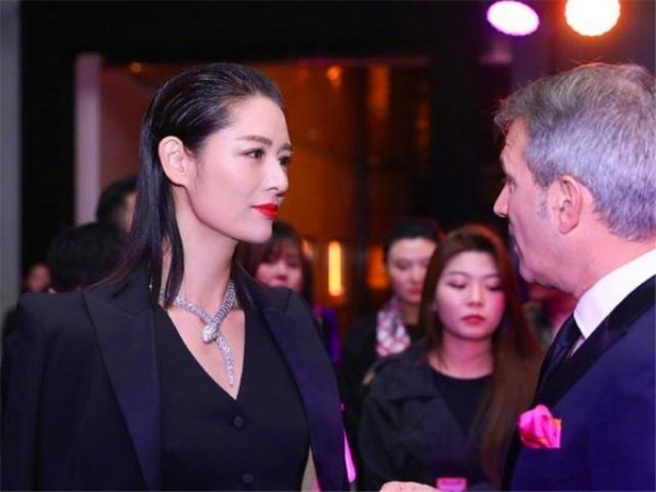 43岁身价过亿的她，曾是世界名模，还与央视导演有过一段婚姻？