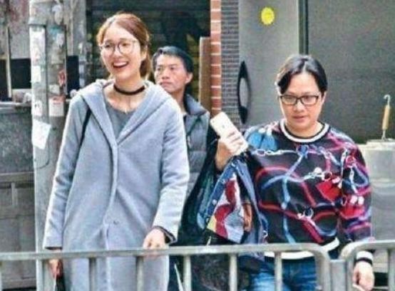 李亚男女儿照片曝光，长得跟奶奶像复制粘贴的，婆媳关系很融洽