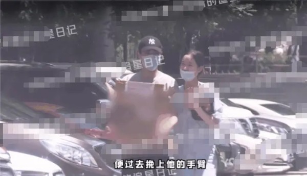 和毛晓彤彻底be！杨玏和别个女星手挽手进小区