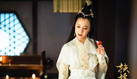 她师从高希希，与孙俪同门，多年未火却能在戏中残虐杨幂赵丽颖