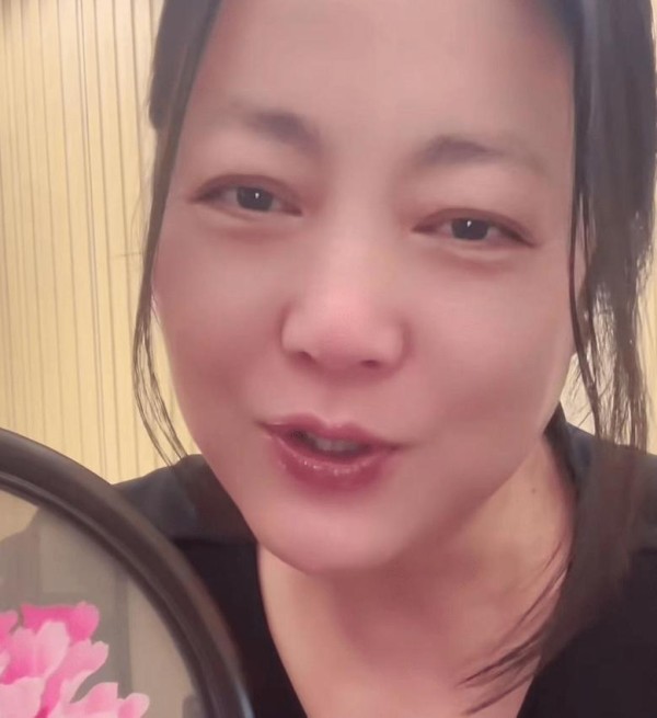 57岁王茜华力破婚变传闻，紧贴老公如热恋少女，直播哭红眼惹人怜