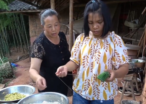 农村四哥的幺妈幺叔终于现身大哥家，幺妈直播回应两家人的关系