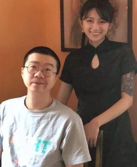 李诞和女友又上热搜啦，画风却转为群嘲，网友：出名就飘了