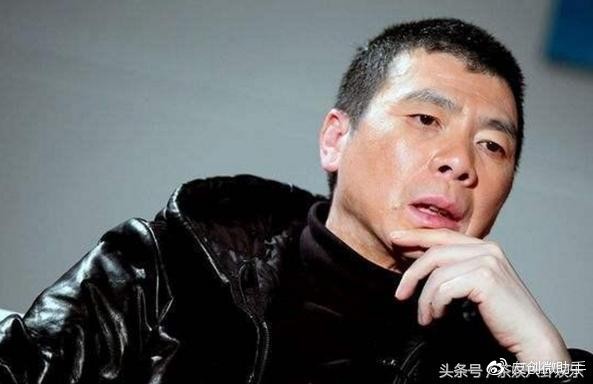 与冯小刚死不相往来的4位明星，称冯小刚太黑，冯大导演做了啥？