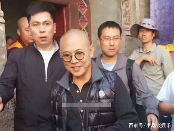 李连杰在青海寺庙中被偶遇，网友说感觉他比前段时间变年轻多了