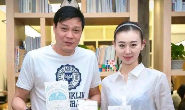 范志毅妻子颜值超高不输女明星！携妻子与王菊、吴越合影