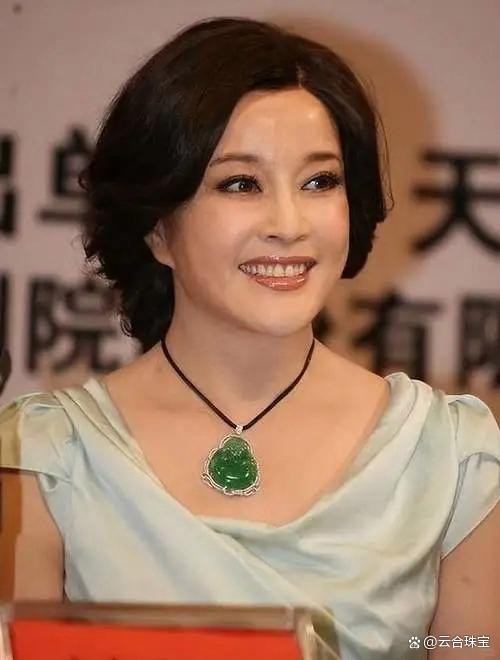 为什么越来越多女明星偏爱珠宝中翡翠……