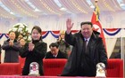 朝鲜跨年！金正恩紧紧抓着女儿的手