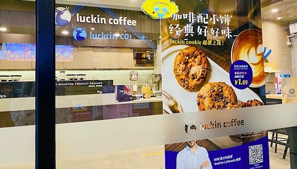 瑞幸咖啡门店的新品海报。摄影：赵晓娟