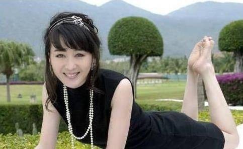 24岁她一炮而红，嫁给了大10岁的渣男，二婚后8年仍无子！