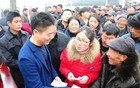 刘强东又给老家村民发现金，网友：滴水恩涌泉报…