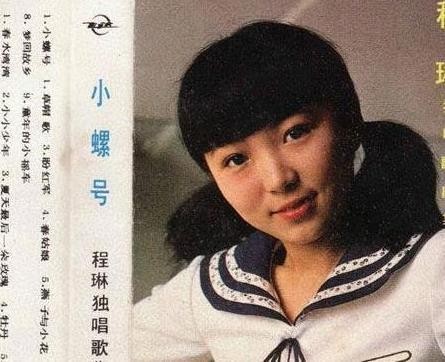 13岁凭一首歌红了30年，和24岁小鲜肉相恋，为养女决定不生子