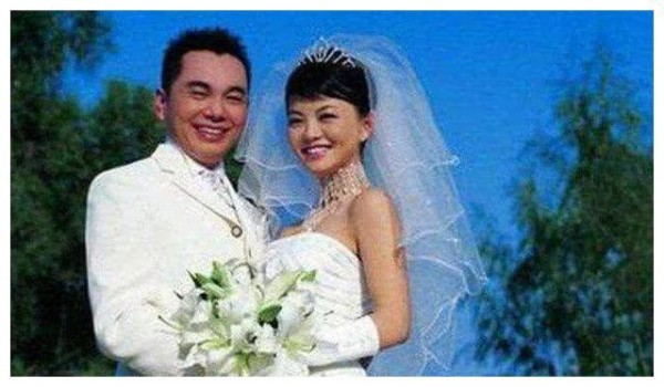 李厚霖用50颗彩钻赢得秦海璐芳心，与李湘闪婚分手，如今皈依佛门