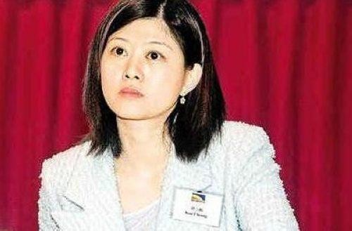 章小蕙的妹妹章小婉却与钟镇涛一同居于麦当劳道半山楼大厦，发生故事在所难免